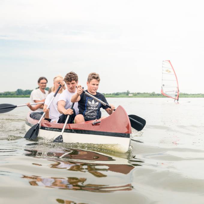 Familie im Kanu auf dem Barther Bodden