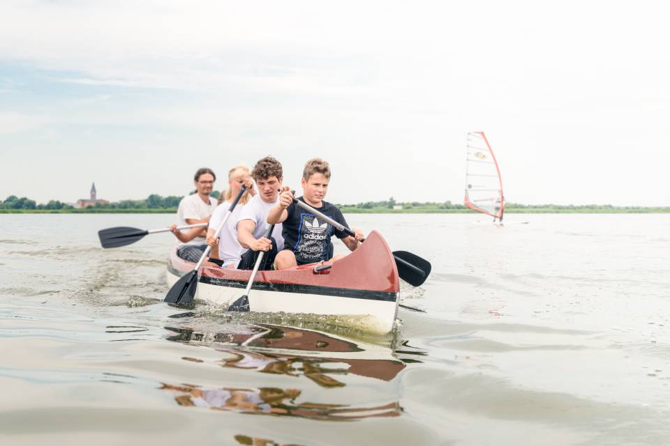 Familie im Kanu auf dem Barther Bodden