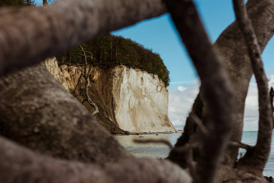Detailaufnahme eines Strands mit einer Klippe