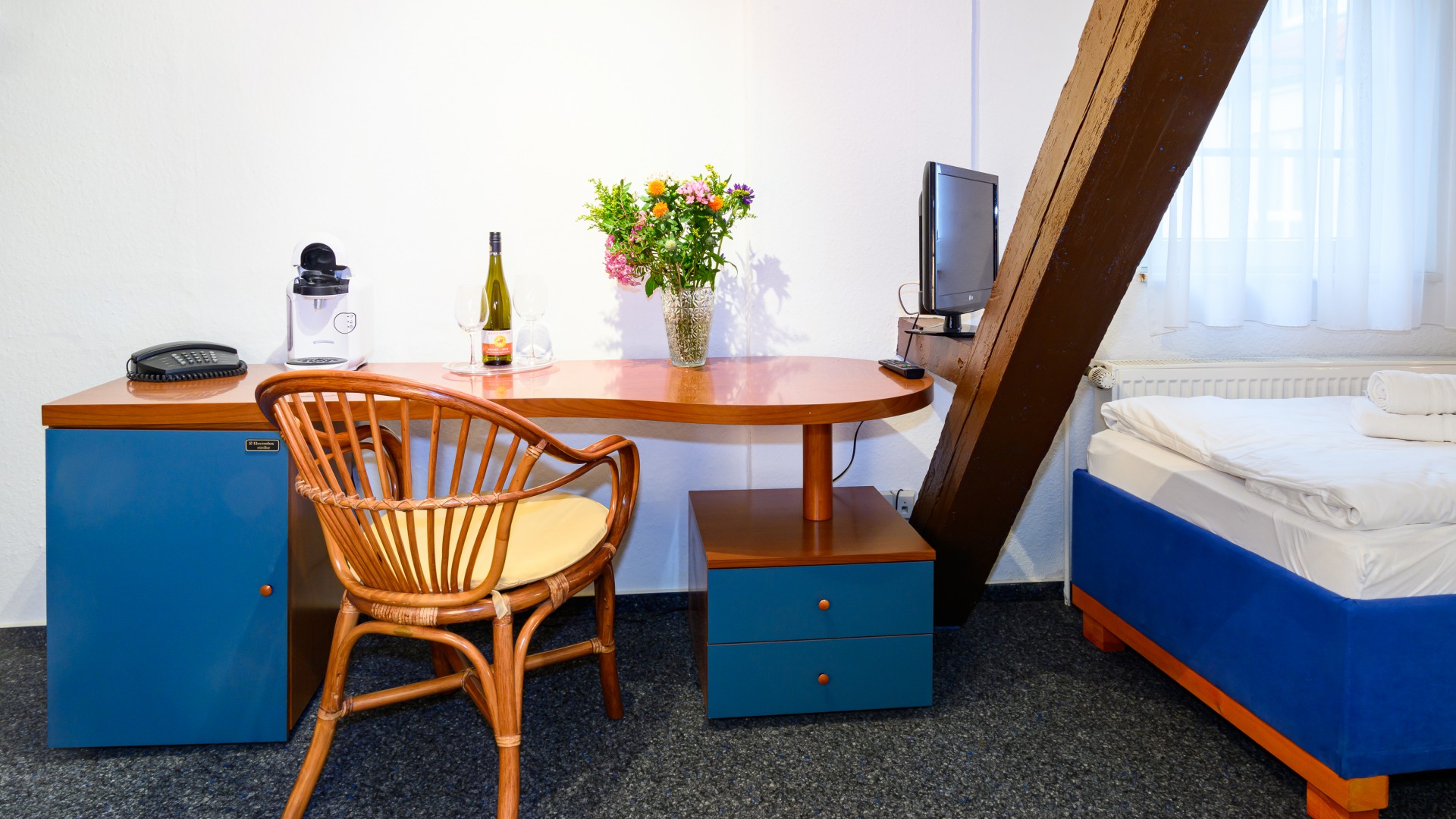 Innenansicht Doppelzimmer mit Doppelbett, Fernseh und Schreibtisch