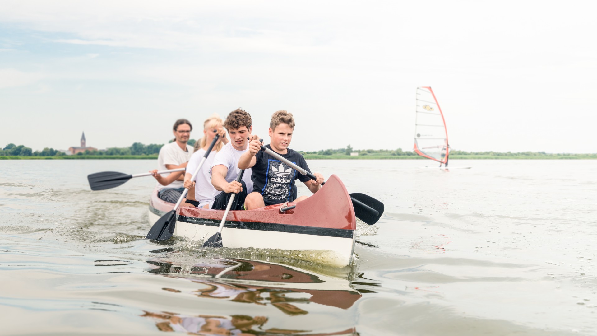 Familie im Kanu auf dem Barther Bodden